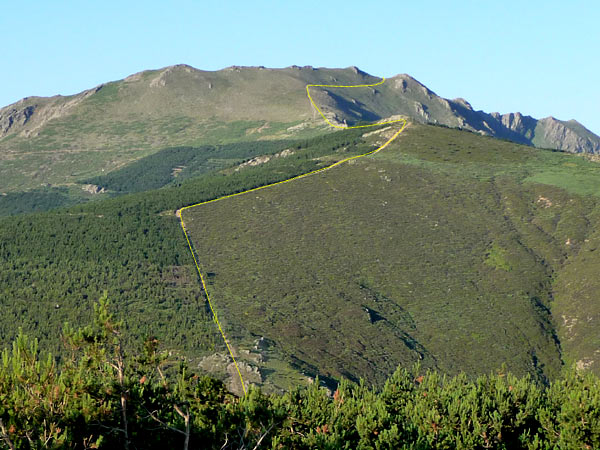 Las Peuelas desde Collado de San Benito, ascenso al Pico Lobo