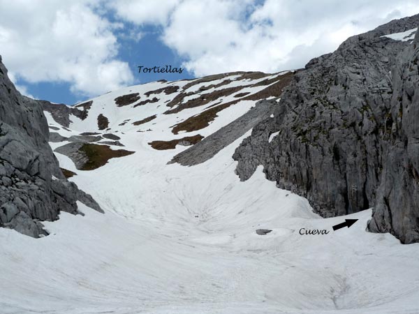 Pico Tortiellas (Punta Tortiellas), y cueva helada